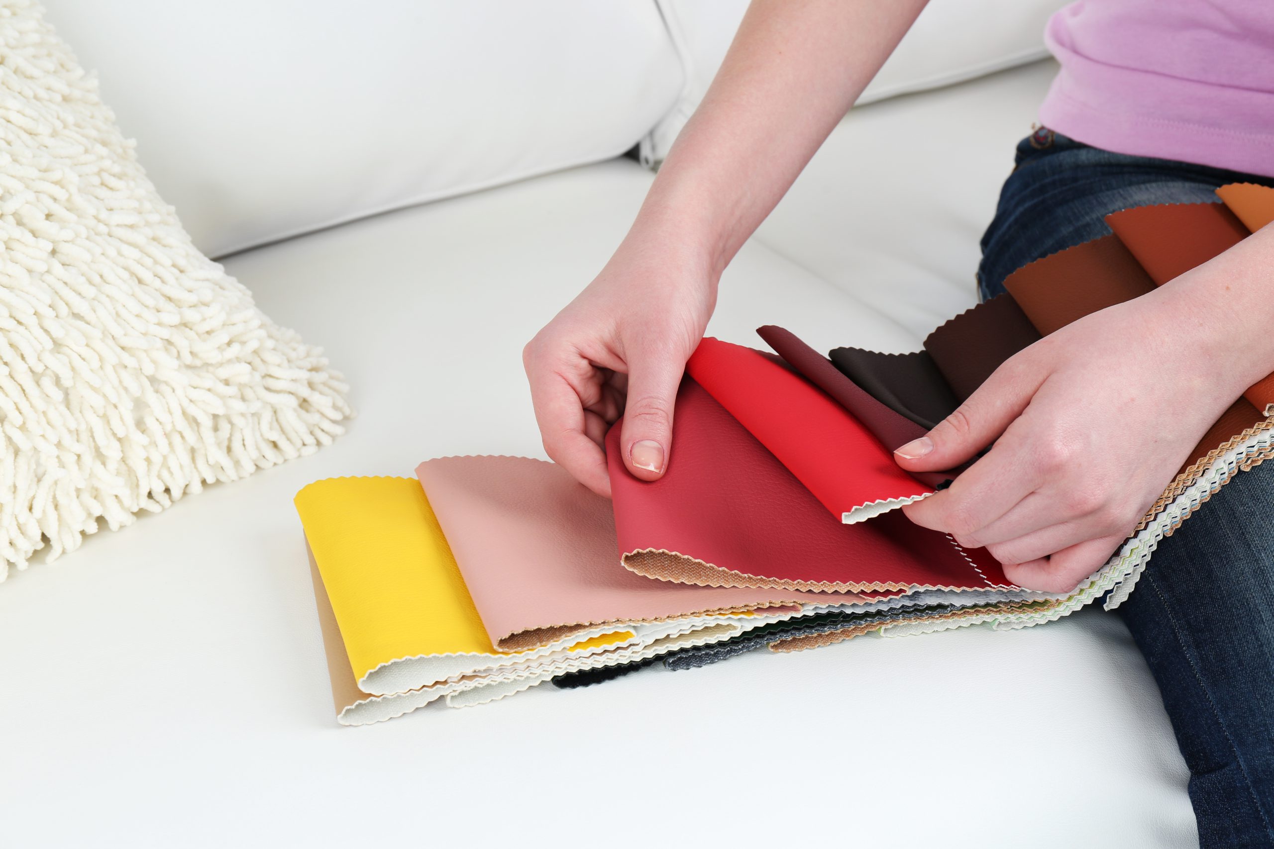 Łóżko-Drewniane-z-Tapicerowanym-Zagłówkiem–jak-wybrać?